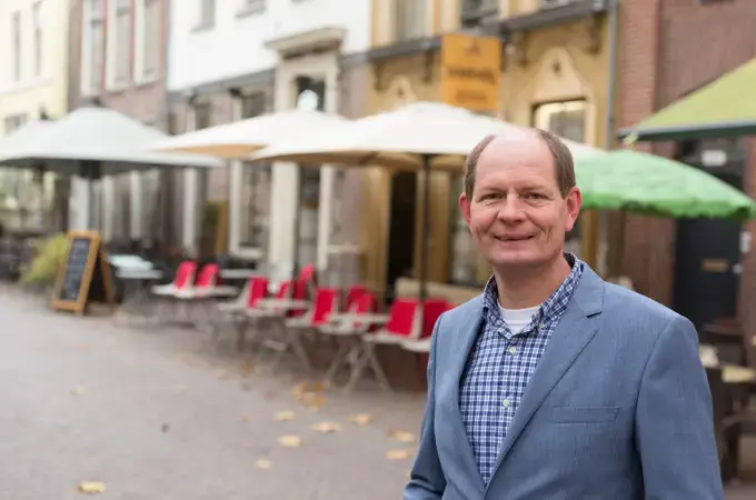 sfeerbeeld man en winkelstraat