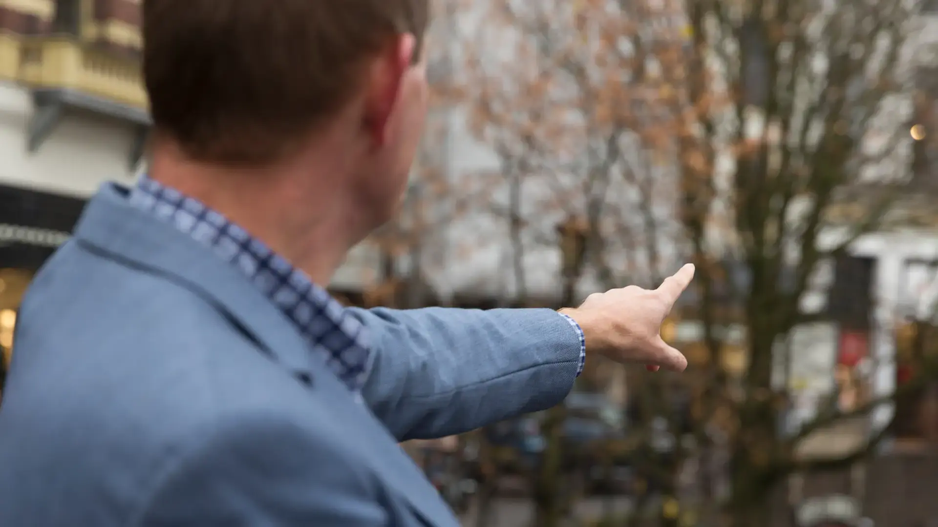 headerbeeld man die wijst