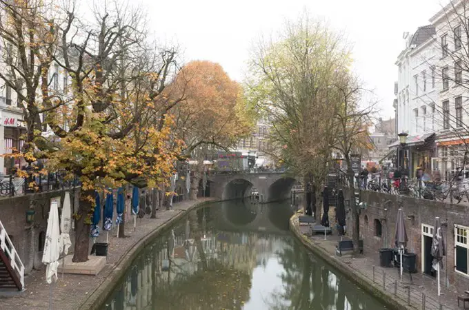 gracht met gebouwen