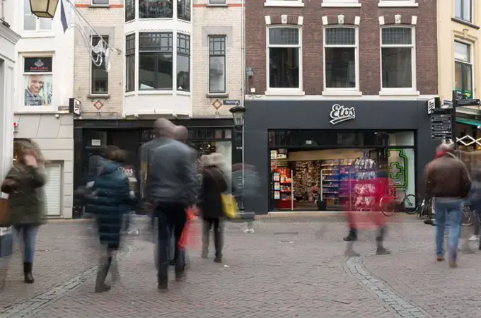 winkelstraat met mensen en etos winkel